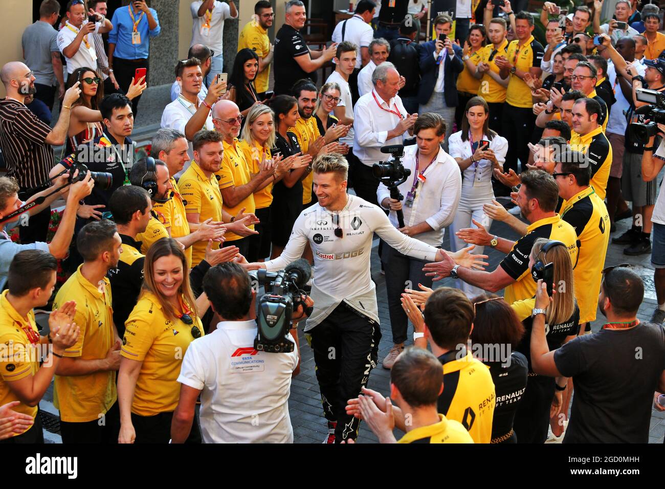 Nico Hulkenberg (GER) Renault F1 Team reçoit une garde d'honneur de l'écurie. Grand Prix d'Abu Dhabi, dimanche 1er décembre 2019. Yas Marina circuit, Abu Dhabi, Émirats Arabes Unis. Banque D'Images