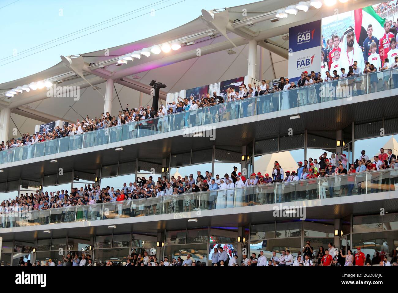 Atmosphère du circuit - ventilateurs. Grand Prix d'Abu Dhabi, dimanche 1er décembre 2019. Yas Marina circuit, Abu Dhabi, Émirats Arabes Unis. Banque D'Images