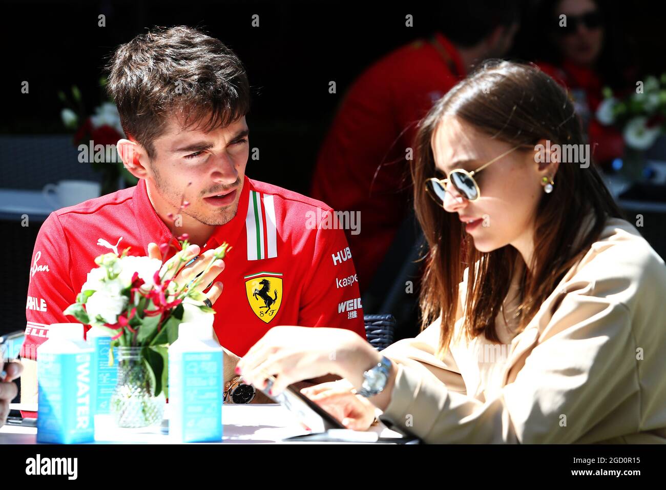 (De gauche à droite) : Charles Leclerc (mon) Ferrari avec sa petite amie Charlotte sine (mon). Grand Prix d'Australie, jeudi 12 mars 2020. Albert Park, Melbourne, Australie. Banque D'Images