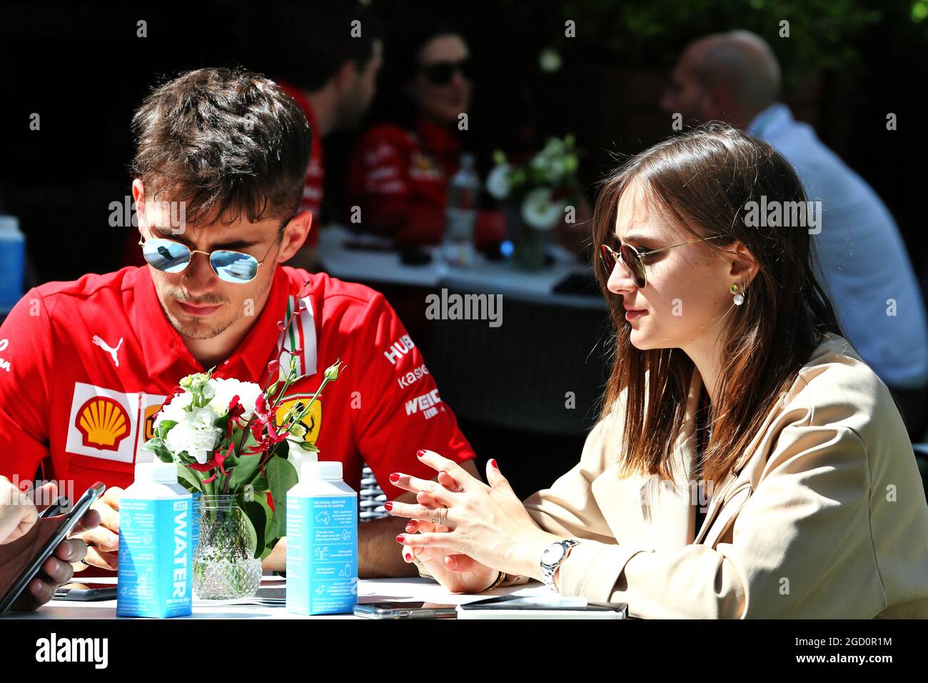 (De gauche à droite) : Charles Leclerc (mon) Ferrari avec sa petite amie Charlotte sine (mon). Grand Prix d'Australie, jeudi 12 mars 2020. Albert Park, Melbourne, Australie. Banque D'Images