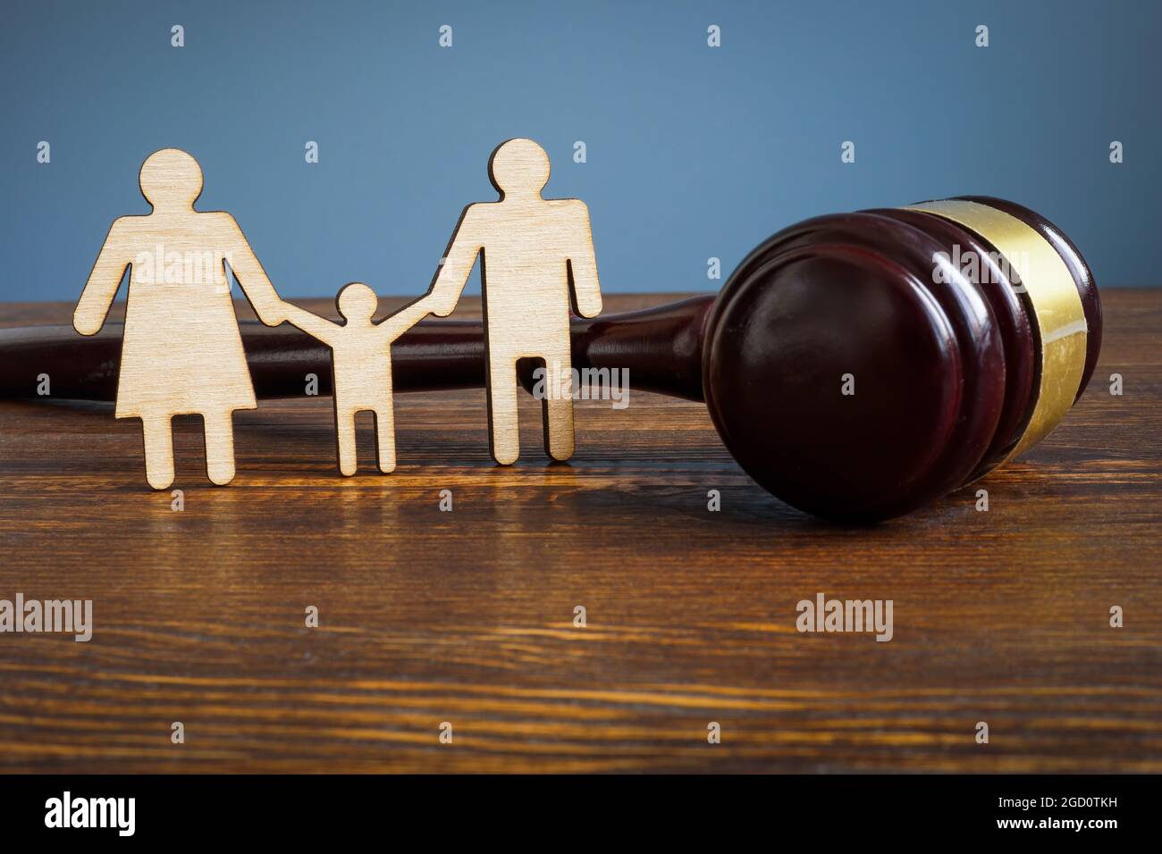 Droit de la famille et concept d'adoption. Figures et bât. Banque D'Images