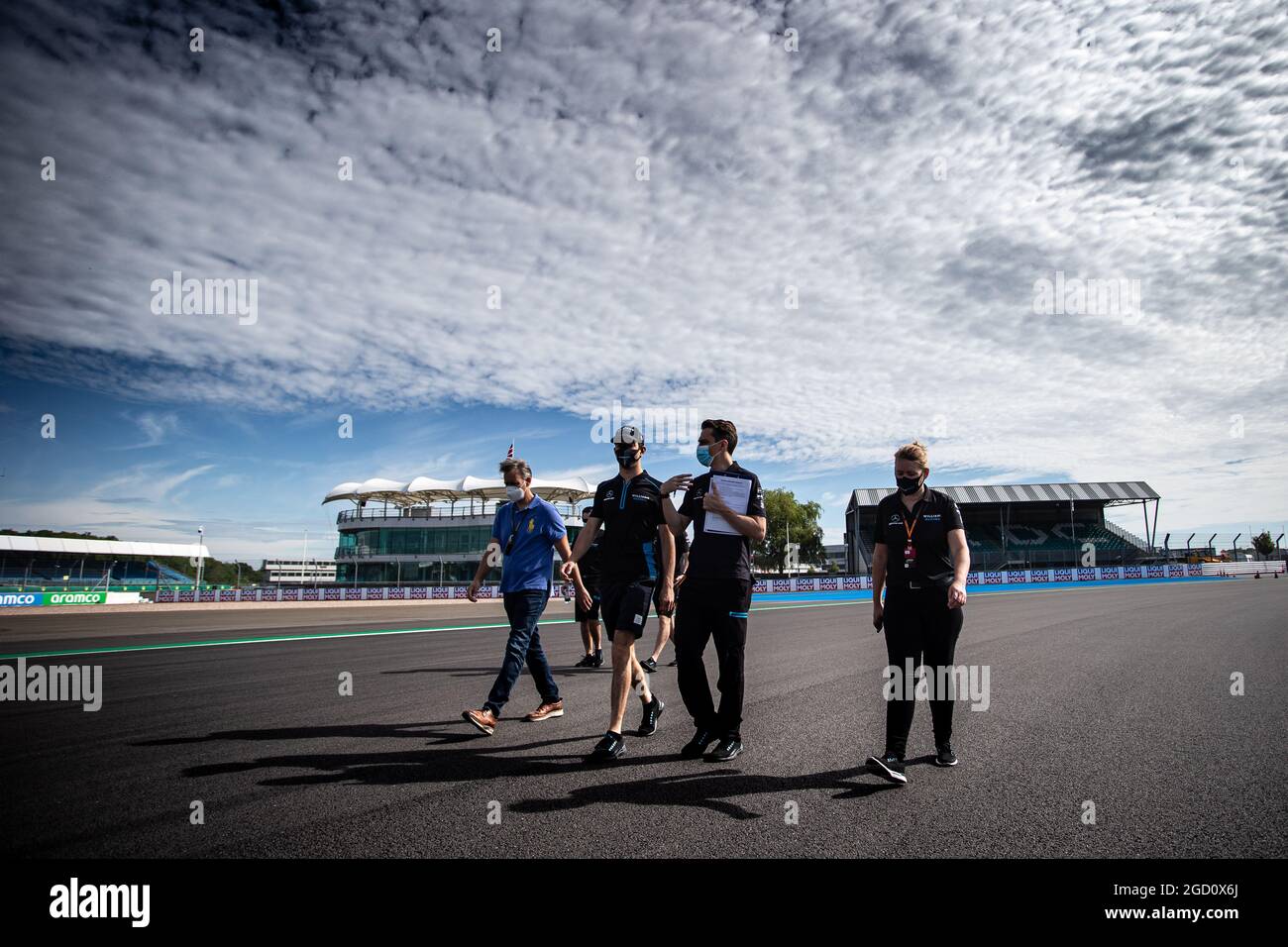 Nicholas Latifi (CDN) Williams Racing parcourt le circuit avec l'équipe. Grand Prix de Grande-Bretagne, jeudi 30 juillet 2020. Silverstone, Angleterre. Banque D'Images