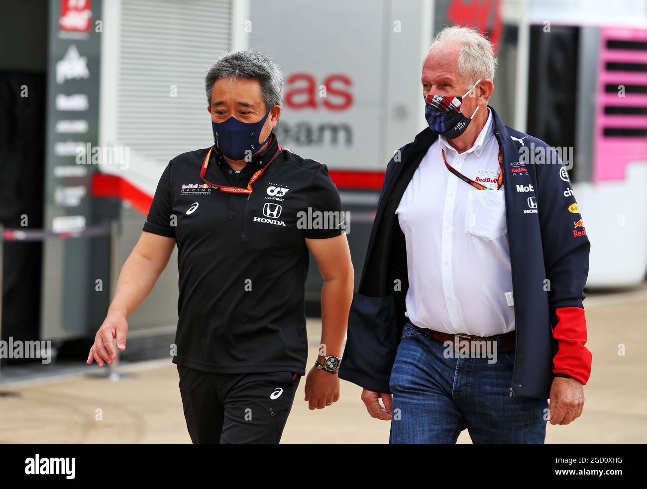 (De gauche à droite) : Masashi Yamamoto (JPN) Honda Racing F1 Directeur général avec Franz Tost (AUT) AlphaTauri Directeur de l'équipe. Grand Prix de Grande-Bretagne, samedi 1er août 2020. Silverstone, Angleterre. Banque D'Images