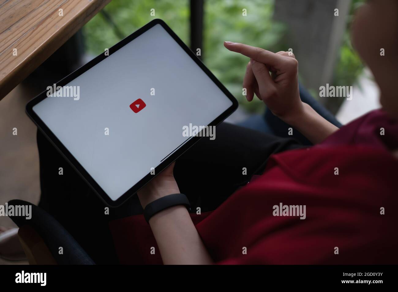 Chiang mai, Thaïlande - 09 AOÛT 2021 : femme utilisant une tablette pour se connecter à YouTube Premium. YouTube est un site de partage de vidéos de google Banque D'Images