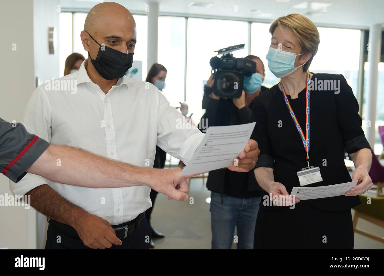 Sajid Javid, secrétaire à la Santé, aux côtés d'Amanda Pritchard, directrice générale du NHS en Angleterre, lors d'une visite à l'hôpital de l'université de Milton Keynes. Date de la photo: Mardi 10 août 2021. Banque D'Images