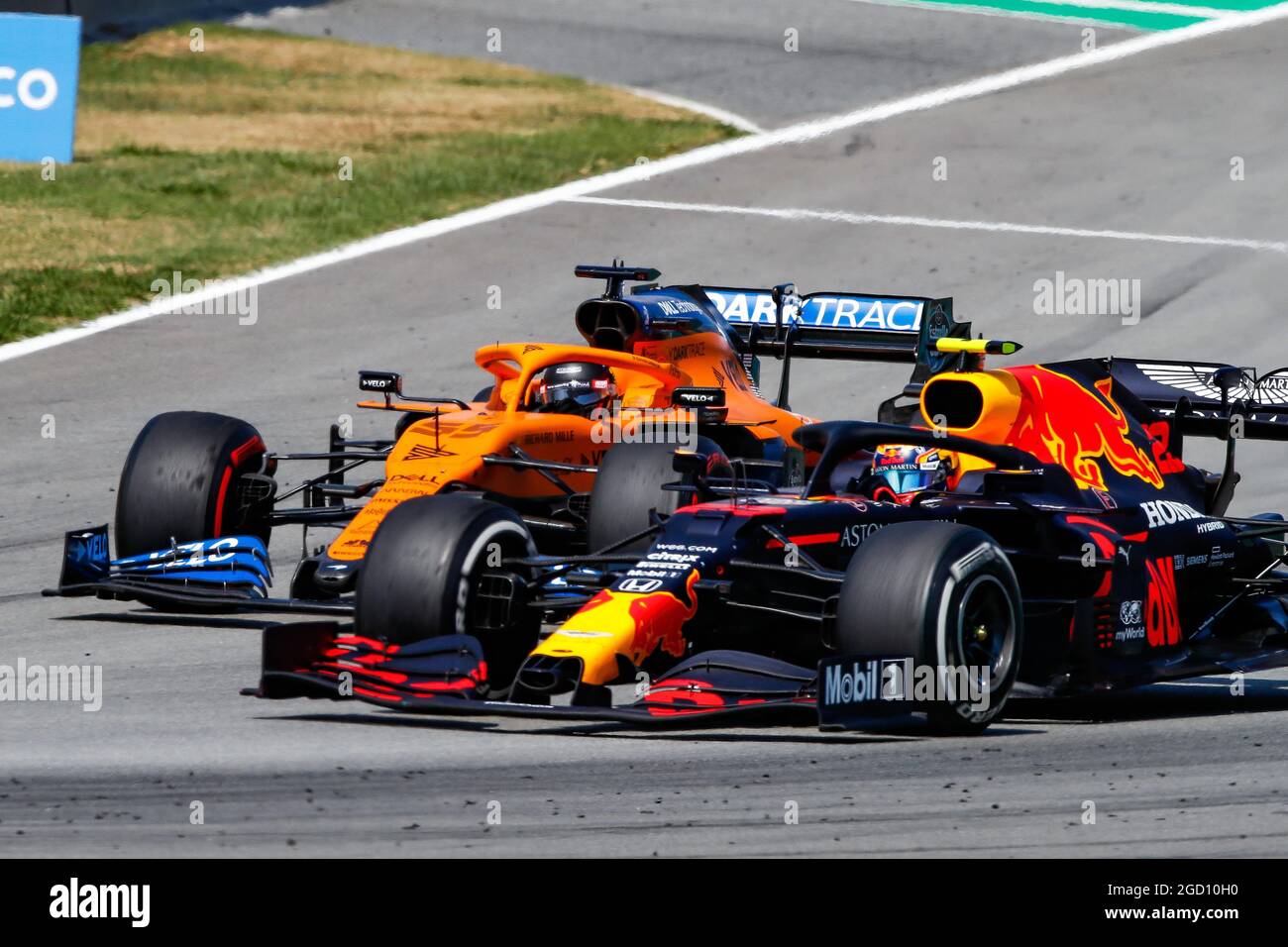 Alexander Albon (THA) Red Bull Racing RB16 et Carlos Sainz Jr (ESP) McLaren MCL35 bataille pour la position. Grand Prix d'Espagne, dimanche 16 août 2020. Barcelone, Espagne. Image de pool FIA pour usage éditorial uniquement Banque D'Images