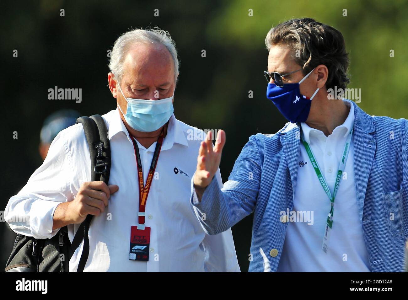 (De gauche à droite) : Jerome Stoll (FRA) Président de Renault Sport F1 avec Patrick Marinoff (GER) Directeur général Alpine. Banque D'Images