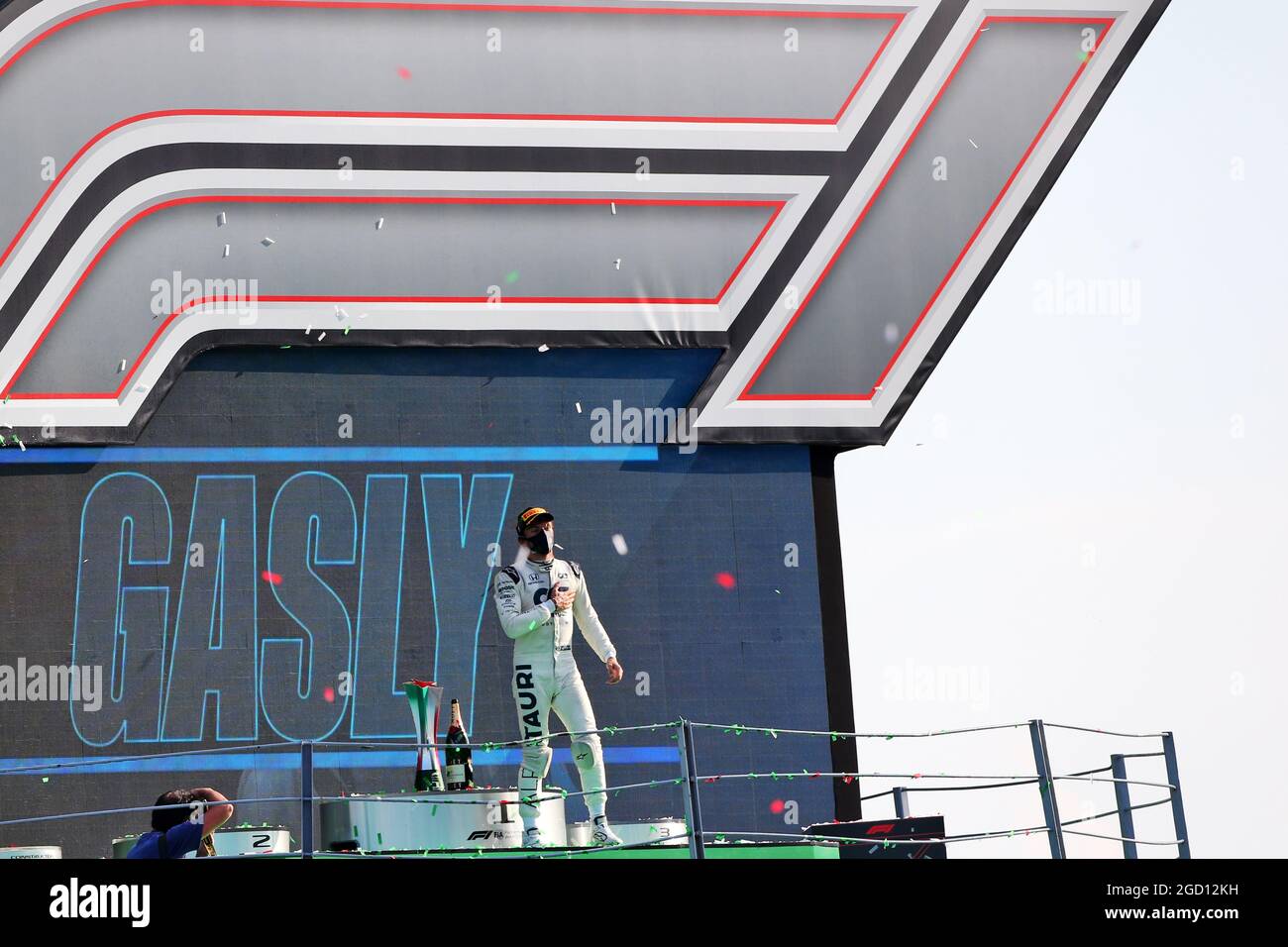 Le vainqueur de la course Pierre Gasly (FRA) AlphaTauri fête sur le podium. Grand Prix d'Italie, dimanche 6 septembre 2020. Monza Italie. Banque D'Images