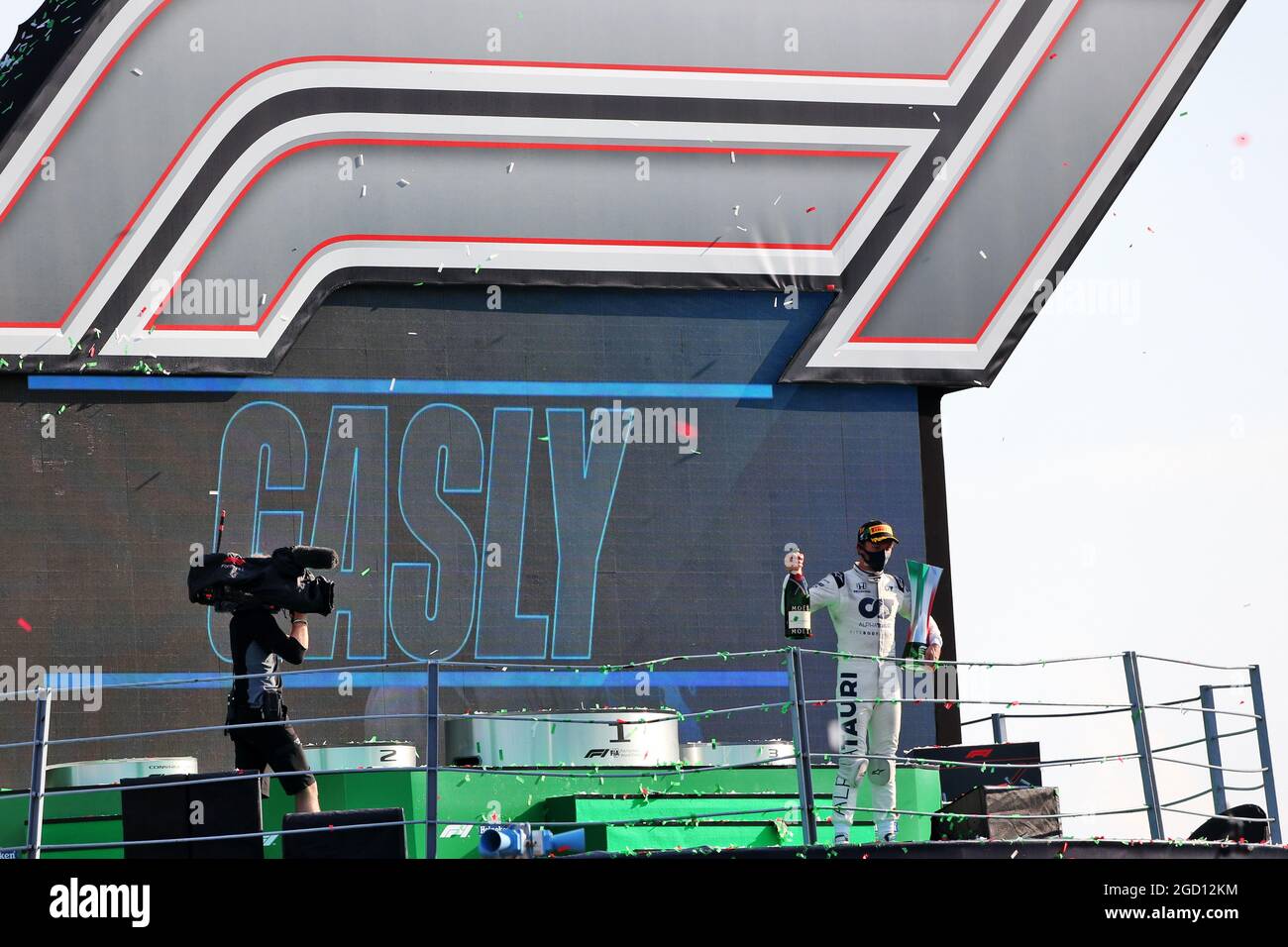 Le vainqueur de la course Pierre Gasly (FRA) AlphaTauri fête sur le podium. Grand Prix d'Italie, dimanche 6 septembre 2020. Monza Italie. Banque D'Images