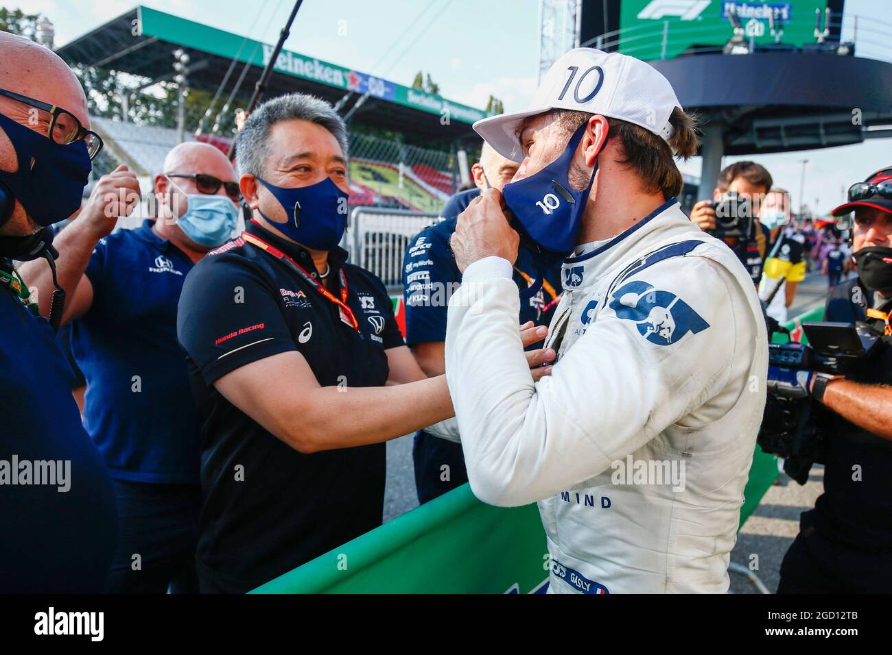 Pierre Gasly (FRA) AlphaTauri célèbre avec Masashi Yamamoto (JPN) Honda Racing F1 Directeur général du parc ferme. Grand Prix d'Italie, dimanche 6 septembre 2020. Monza Italie. Image de pool FIA pour usage éditorial uniquement Banque D'Images