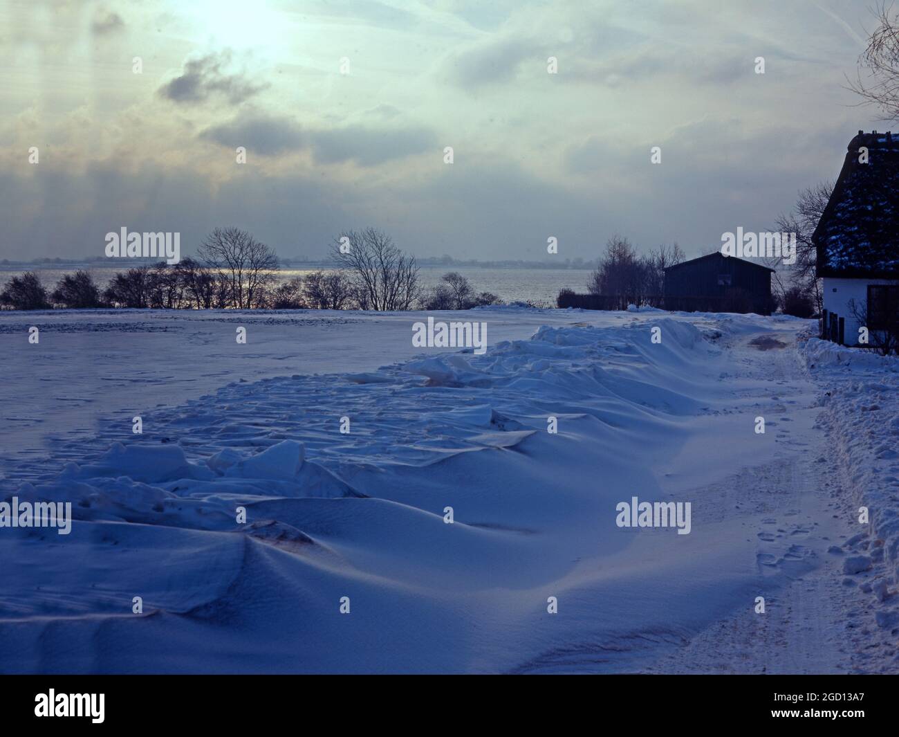 Snowdrift par une ancienne ferme sur ALS, Danemark, en hiver Banque D'Images