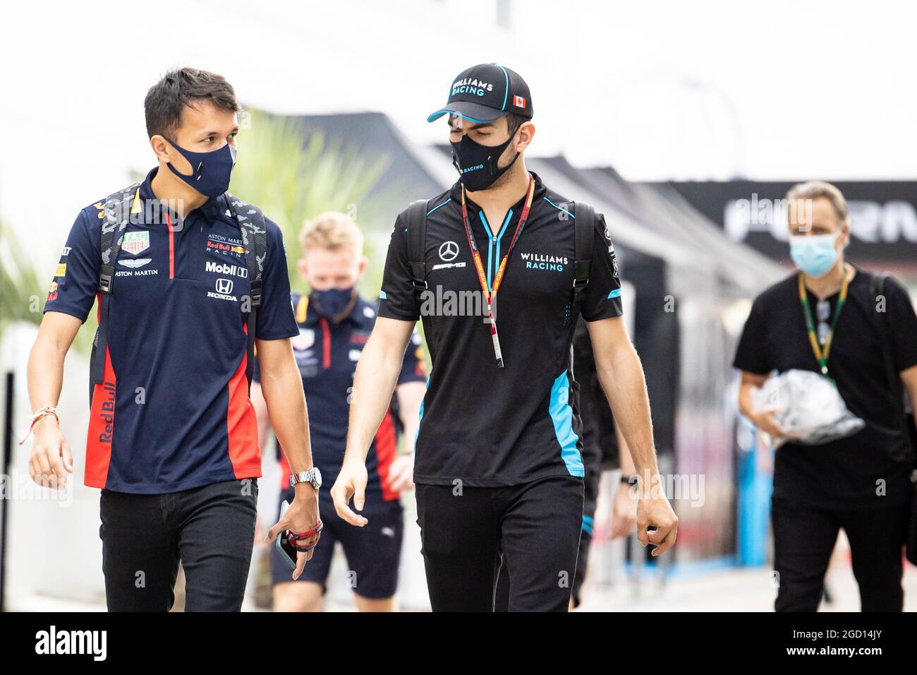 (De gauche à droite) : Alexander Albon (THA) Red Bull Racing avec Nicholas Latifi (CDN) Williams Racing. Grand Prix de Russie, samedi 26 septembre 2020. Sotchi Autodrom, Sotchi, Russie. Banque D'Images