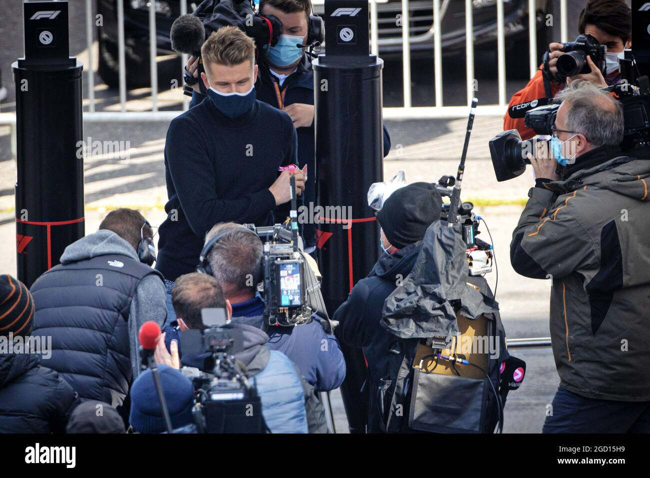 Nico Hulkenberg (GER) arrive dans le paddock après que l'écurie de course de Lance Rall (CDN) Racing point F1 Team a manqué la troisième séance d'entraînement. Grand Prix d'Eifel, samedi 10 octobre 2020. Nurbugring, Allemagne. Banque D'Images