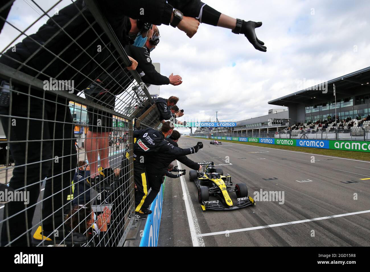 L'écurie Renault F1 Team célèbre Daniel Ricciardo (AUS) l'écurie Renault F1 Team RS20 prend la troisième place à la fin de la course. Grand Prix d'Eifel, dimanche 11 octobre 2020. Nurbugring, Allemagne. Banque D'Images