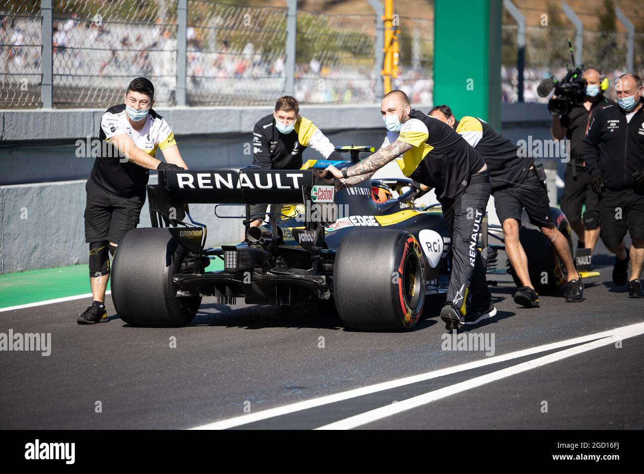 Les mécaniciens de l'écurie Renault F1 collectent Esteban Ocon (FRA) l'écurie Renault F1 RS20 au bout de la piste de la fosse. Grand Prix portugais, samedi 24 octobre 2020. Portimao, Portugal. Banque D'Images