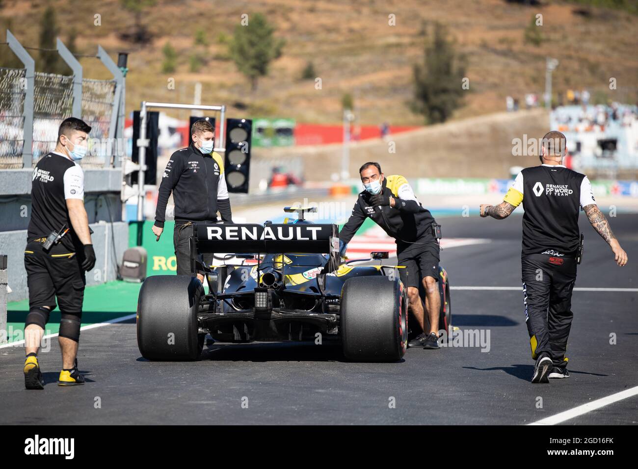 Les mécaniciens de l'écurie Renault F1 collectent Esteban Ocon (FRA) l'écurie Renault F1 RS20 au bout de la piste de la fosse. Grand Prix portugais, samedi 24 octobre 2020. Portimao, Portugal. Banque D'Images