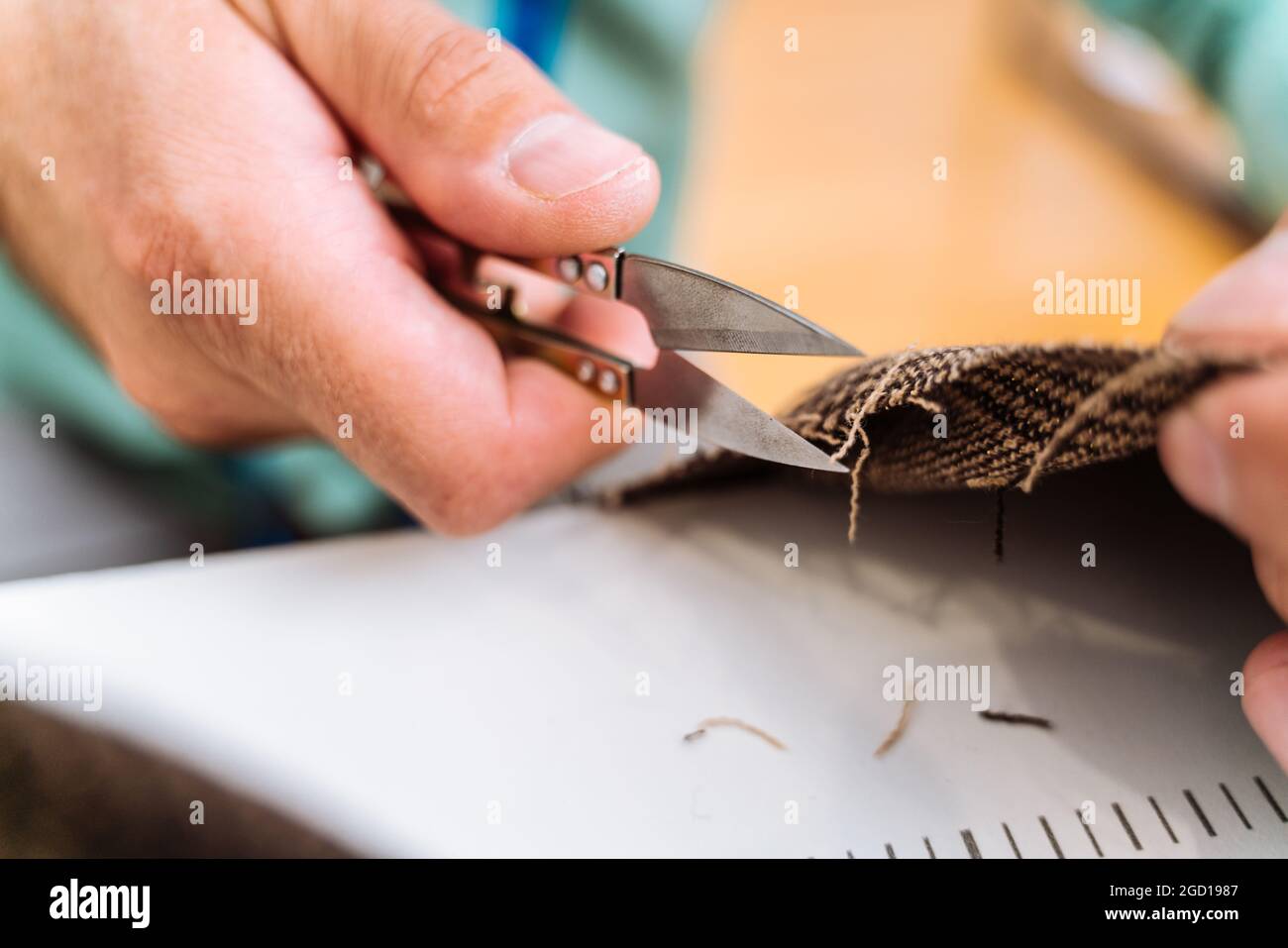 Équipe multiethnique de créateurs de mode travaillant dans un atelier de démarrage de vêtements - groupe multiracial de stylistes, de designers sur mesure et de couturier Banque D'Images