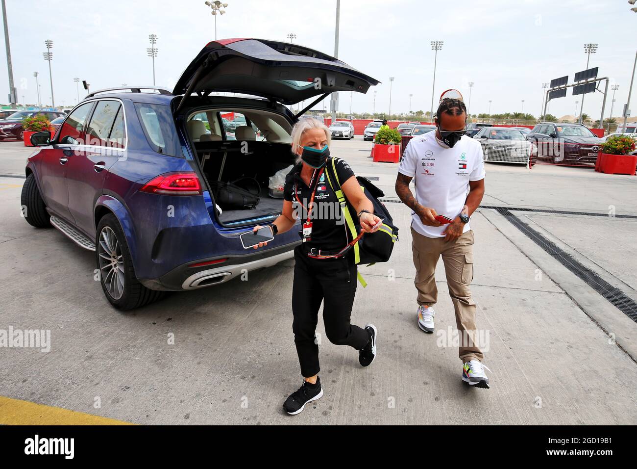 Lewis Hamilton (GBR) Mercedes AMG F1 avec Angela Cullen (NZL) Mercedes AMG F1 physiothérapeute. Grand Prix de Bahreïn, samedi 28 novembre 2020. Sakhir, Bahreïn. Banque D'Images