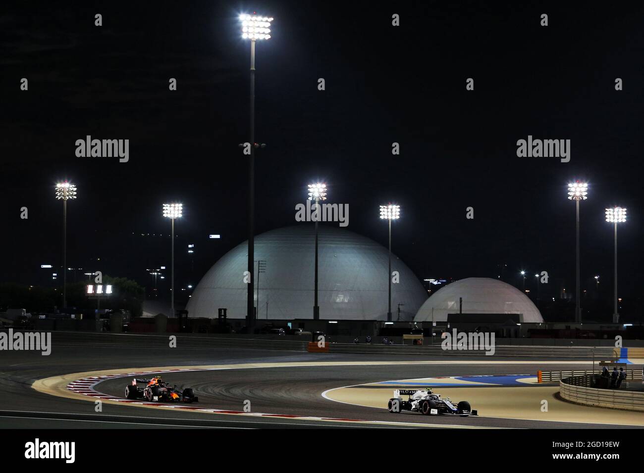 Nicholas Latifi (CDN) Williams Racing FW43 et Alexander Albon (THA) Red Bull Racing RB16. Grand Prix de Bahreïn, samedi 28 novembre 2020. Sakhir, Bahreïn. Banque D'Images