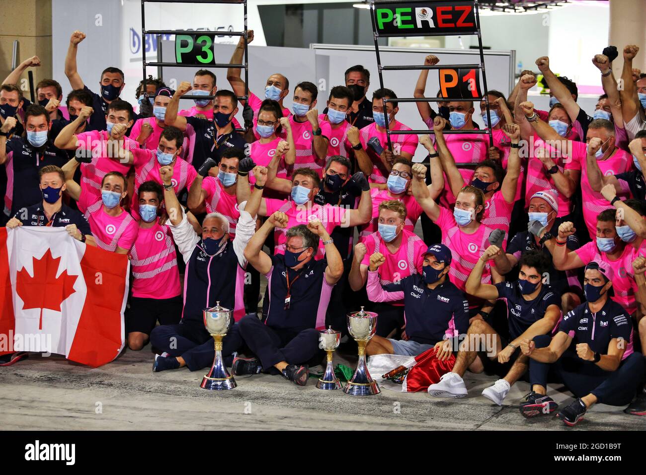 L'écurie Racing point F1 Team célèbre la victoire de l'écurie Sergio Perez (MEX) Racing point F1 Team et la troisième place de l'écurie lance Rand (CDN) Racing point F1 Team. Grand Prix de Sakhir, dimanche 6 décembre 2020. Sakhir, Bahreïn. Banque D'Images