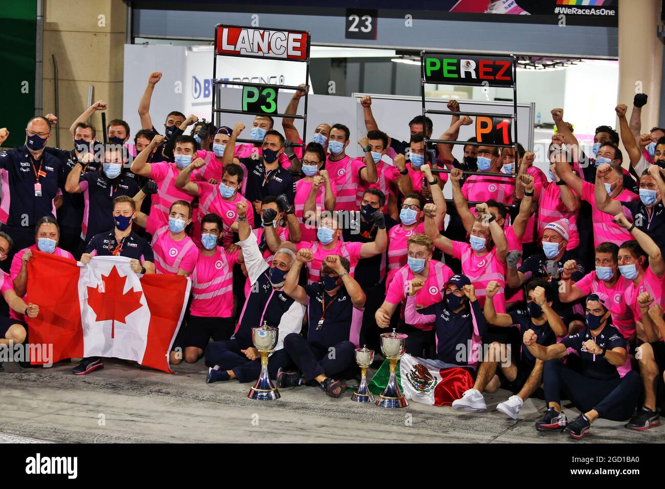 L'écurie Racing point F1 Team célèbre la victoire de l'écurie Sergio Perez (MEX) Racing point F1 Team et la troisième place de l'écurie lance Rand (CDN) Racing point F1 Team. Grand Prix de Sakhir, dimanche 6 décembre 2020. Sakhir, Bahreïn. Banque D'Images