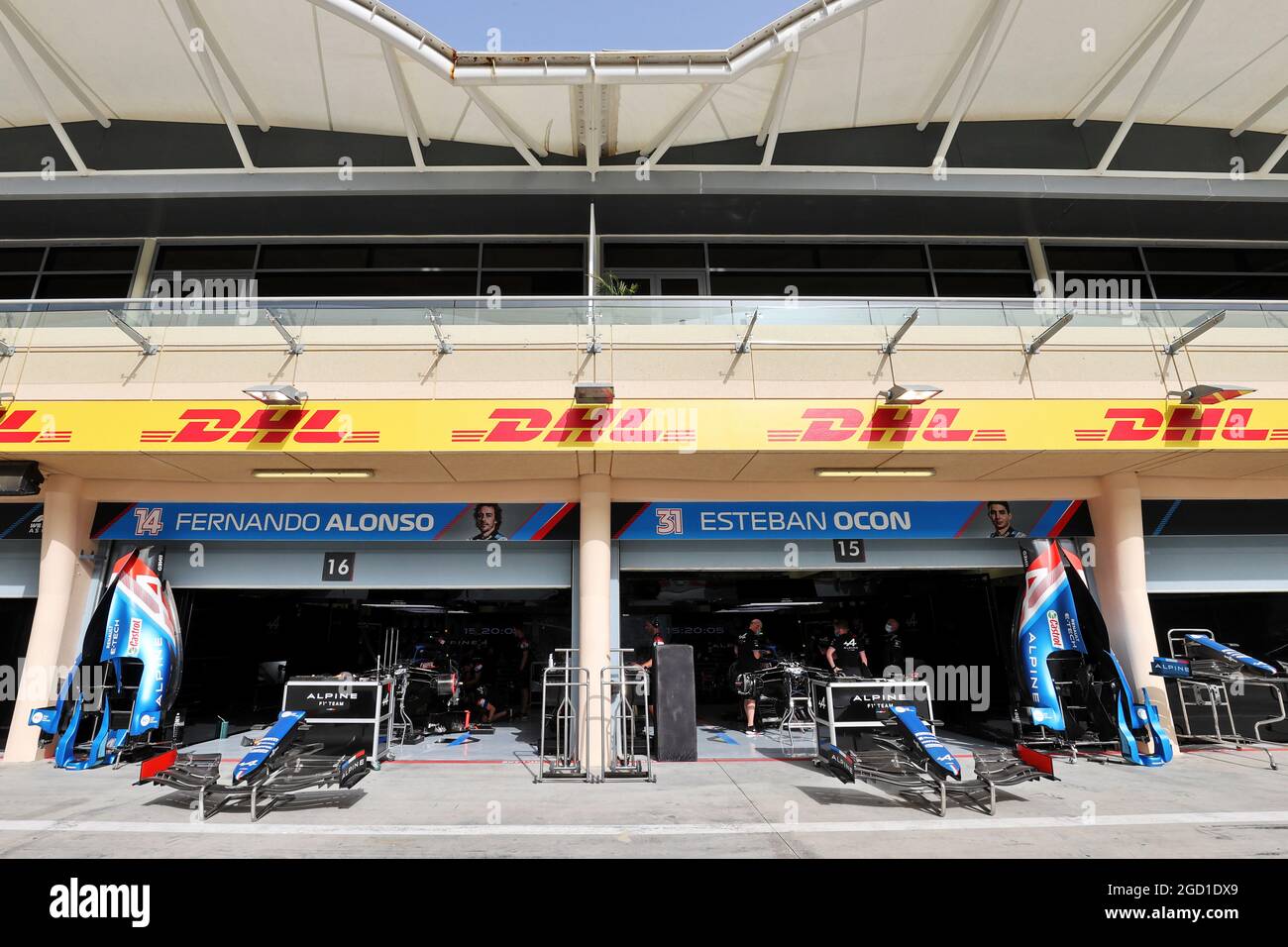 Garages à fosse Alpine F1 Team. Grand Prix de Bahreïn, jeudi 25 mars 2021. Sakhir, Bahreïn. Banque D'Images