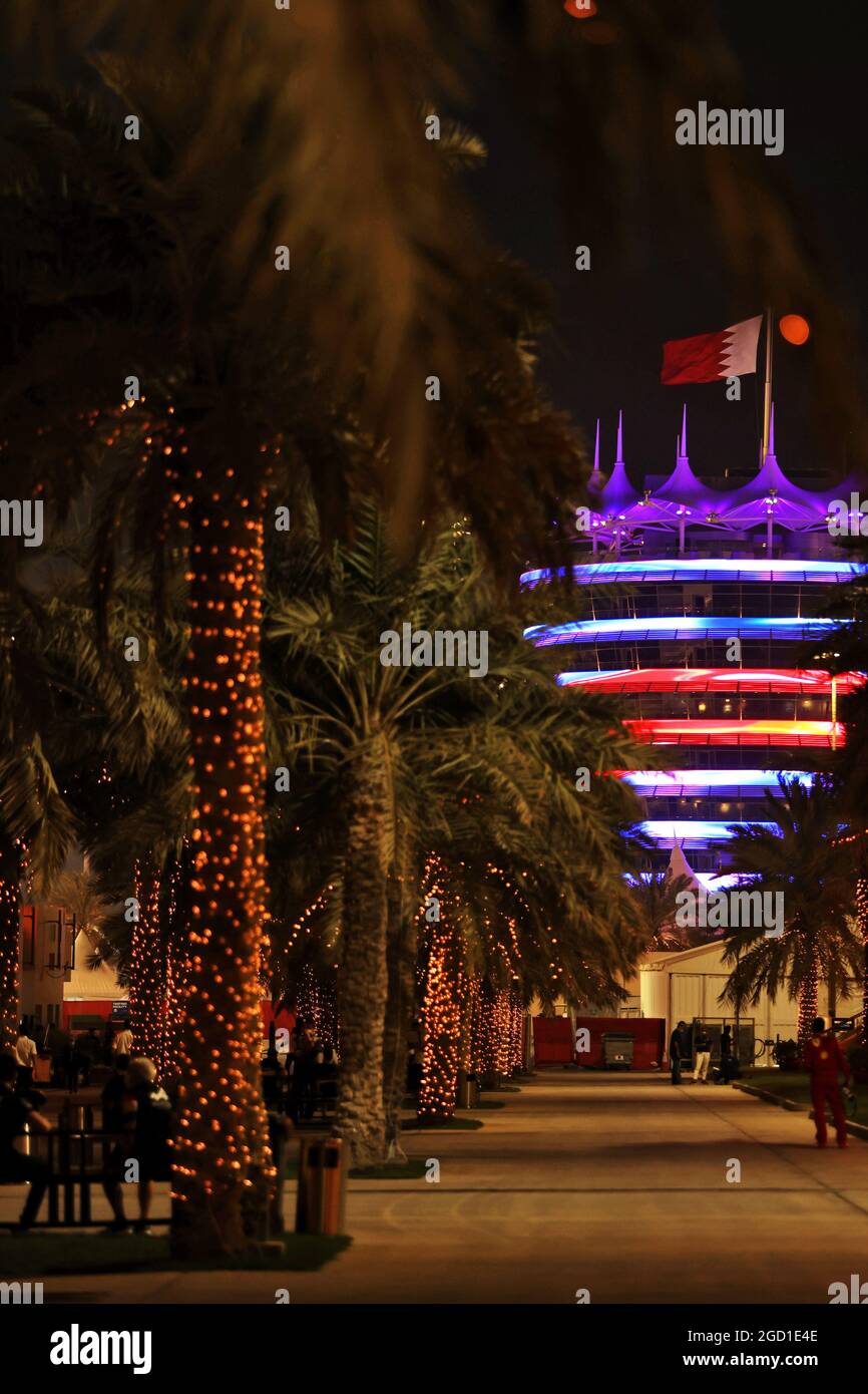 Ambiance de paddock - bâtiment éclairé. Grand Prix de Bahreïn, jeudi 25 mars 2021. Sakhir, Bahreïn. Banque D'Images