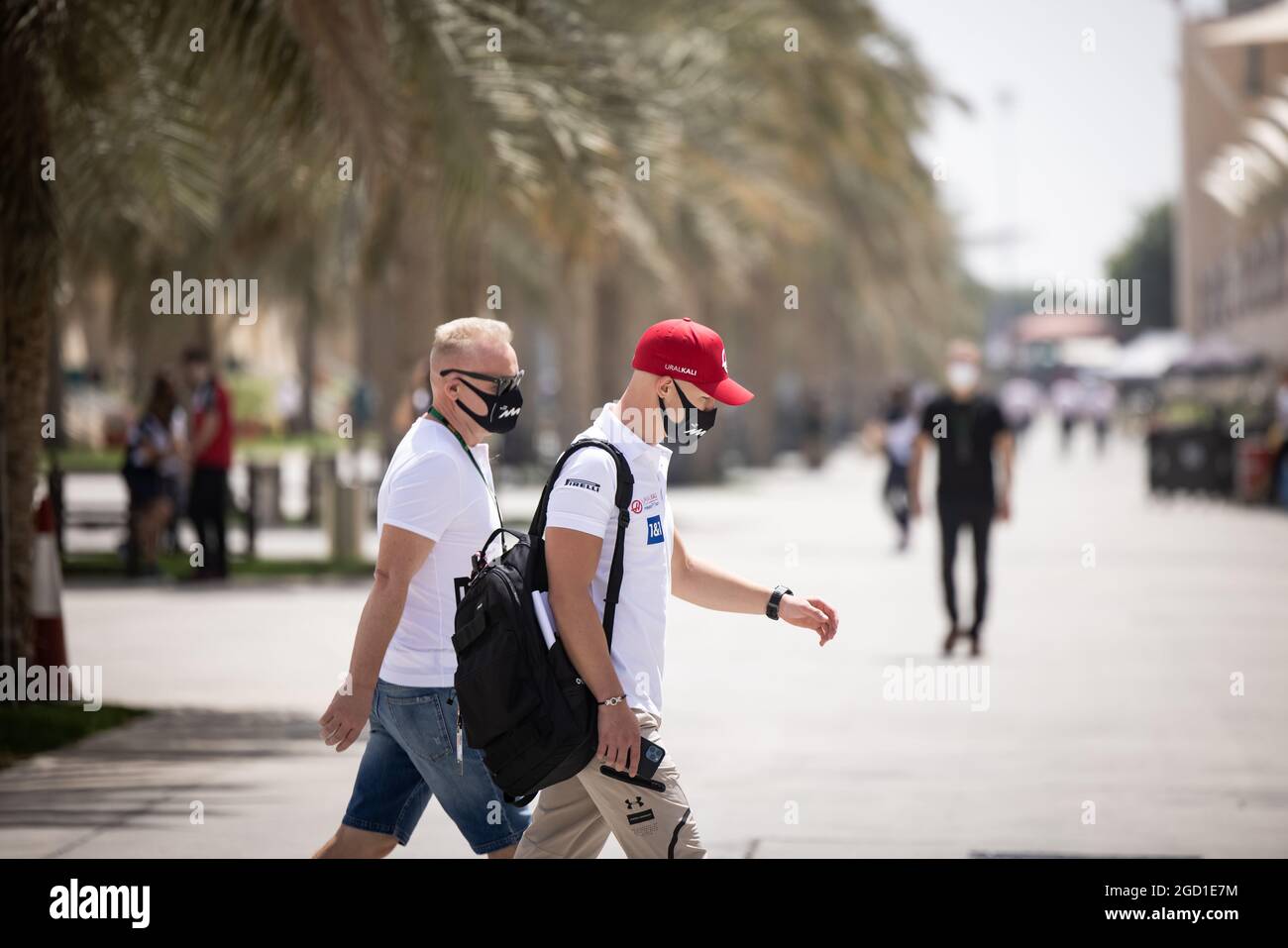 Nikita Mazepin (RUS) Haas F1 Team avec son père Dmitry Mazepin (BLR) Uralchem Président. Grand Prix de Bahreïn, vendredi 26 mars 2021. Sakhir, Bahreïn. Banque D'Images