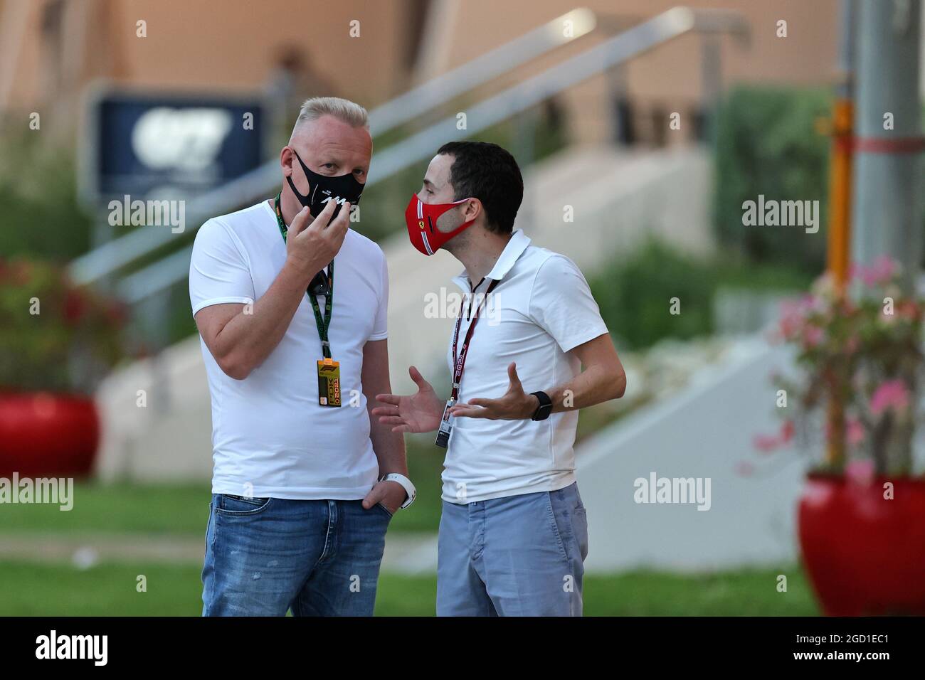 (De gauche à droite) : Dmitry Mazepin (RUS) Uralchem Président avec Nicolas Todt (FRA) chauffeur Manager. Grand Prix de Bahreïn, vendredi 26 mars 2021. Sakhir, Bahreïn. Banque D'Images