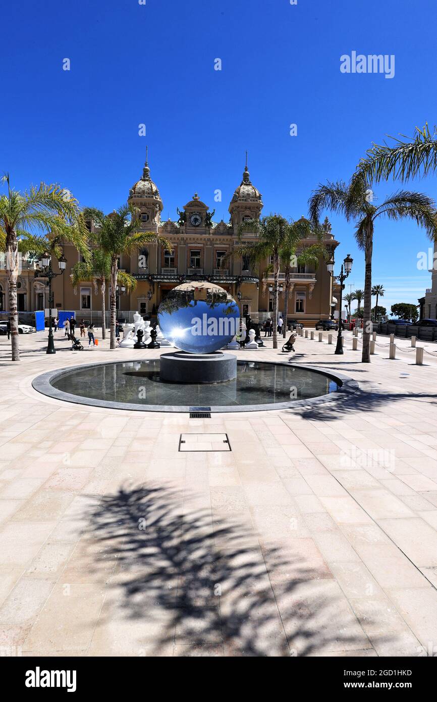 Scenic Monaco - fontaine de bal miroir à l'extérieur du Casino. Grand Prix de Monaco, mercredi 19 mai 2021. Monte Carlo, Monaco. Banque D'Images