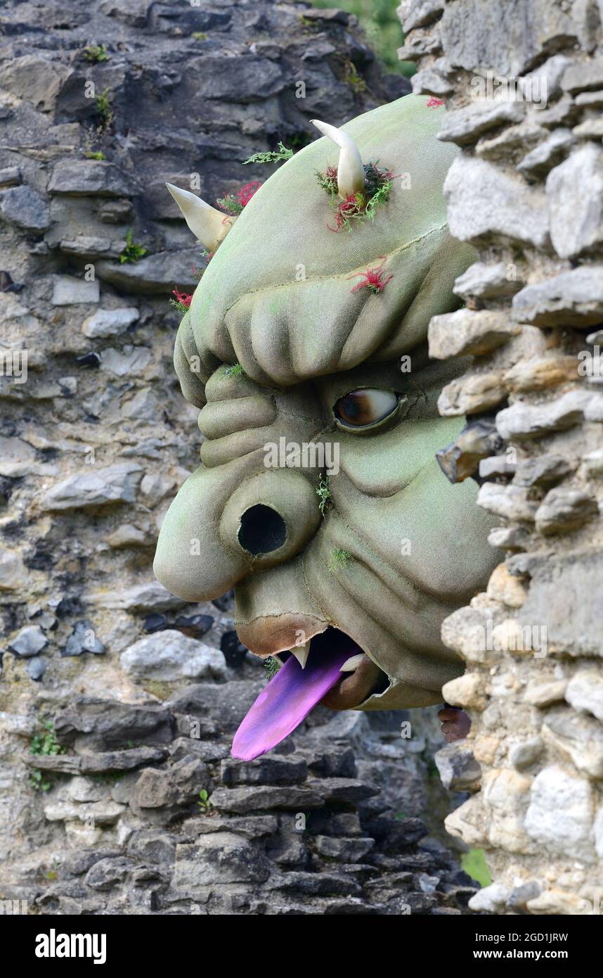 Abbey Wood, Londres, Royaume-Uni. 10 août 2021. « Our Teacher's a Troll » transforme les ruines de l'abbaye de Lesnes en un théâtre en plein air. L'écrivain Dennis Kelly (Matilda the musical), lauréat du prix « The Teacher's a Troll by Tony », transformera les ruines époustouflantes de l'abbaye de Lesnes en un théâtre en plein air cet été. Deux jumeaux terribles, Sean et Holly, avec un talent pour la tourmente gouvernent leur école avec la terreur et la tyrannie - jusqu'à l'arrivée d'un nouveau directeur d'école avec une peau squameuse, des fangs grincements et une queue piqueuse. Crédit : Phil Robinson/Alay Live News Banque D'Images