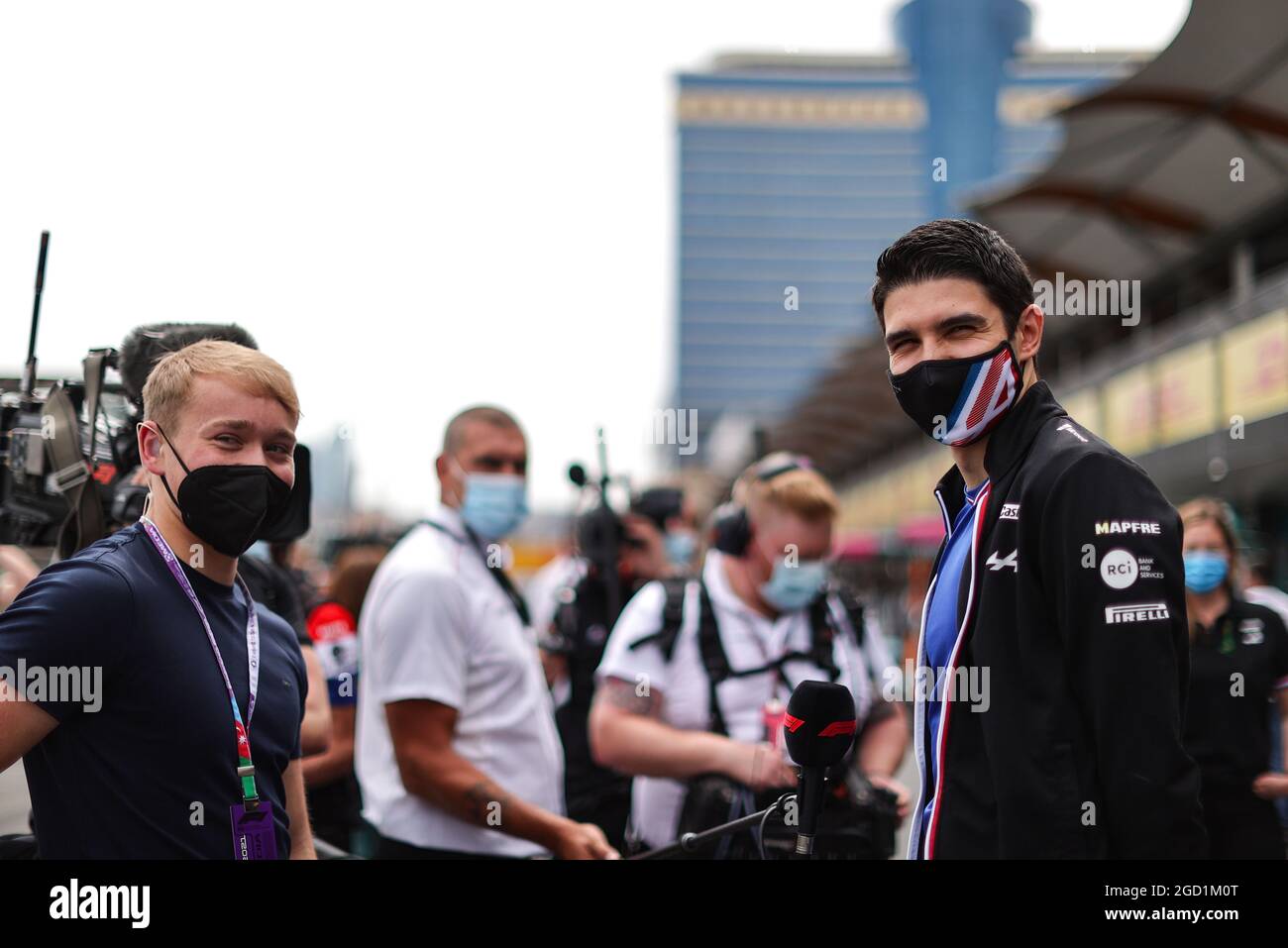 Esteban Ocon (FRA) Alpine F1 Team avec les médias. Banque D'Images