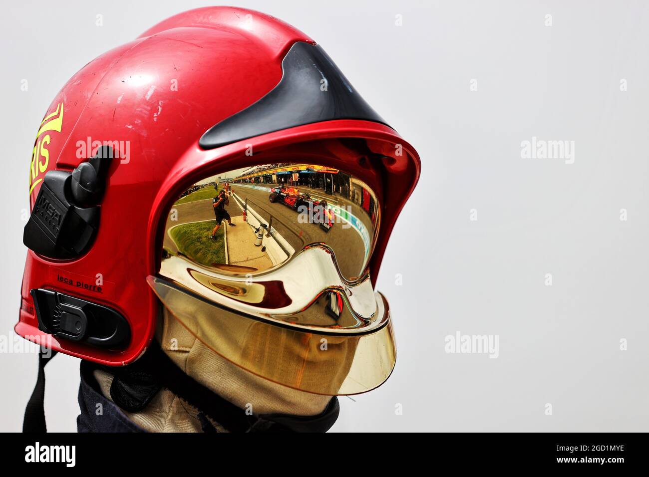 Max Verstappen (NLD) Red Bull Racing RB16B se reflète dans une visière de  casque de marshal d'incendie. Grand Prix de France, samedi 19 juin 2021.  Paul Ricard, France Photo Stock - Alamy