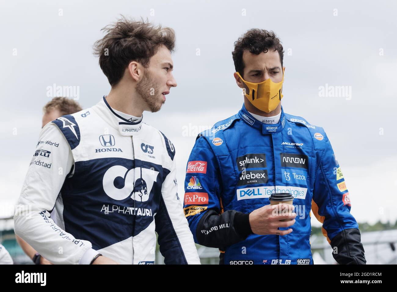 De gauche à droite) : Pierre Gasly (FRA) AlphaTauri et Daniel Ricciardo  (AUS) McLaren - lancement de la voiture 2022. Grand Prix de  Grande-Bretagne, jeudi 15 juillet 2021. Silverstone, Angleterre Photo Stock  - Alamy