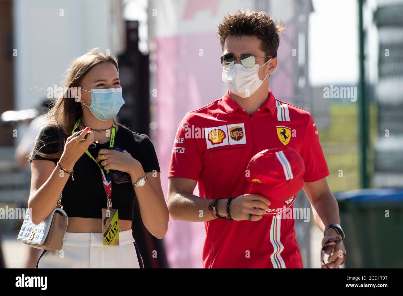 Charles Leclerc (mon) Ferrari avec sa petite amie Charlotte sine (mon). Grand Prix de Grande-Bretagne, samedi 17 juillet 2021. Silverstone, Angleterre. Banque D'Images