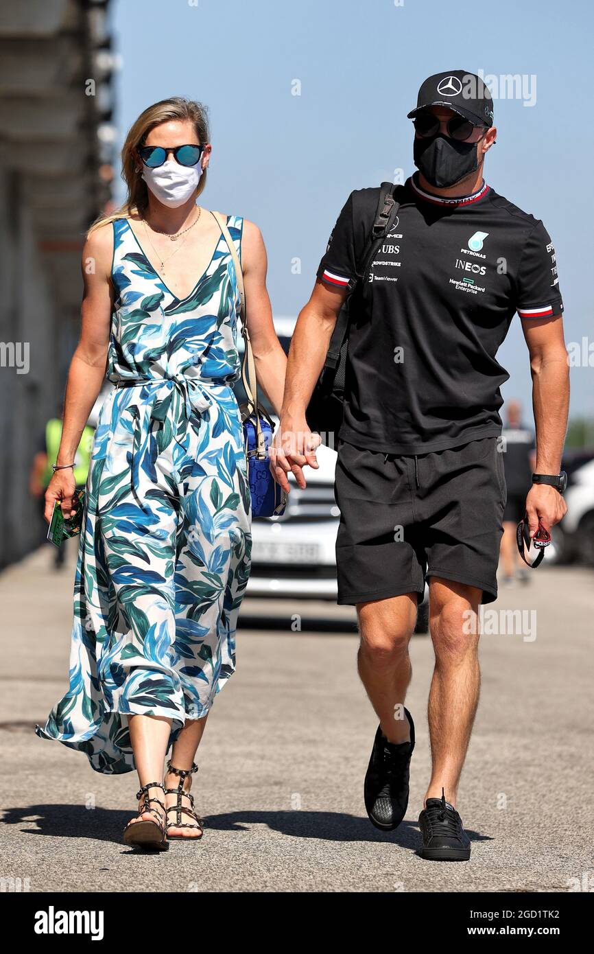Valtteri Bottas (fin) Mercedes AMG F1 avec sa petite amie Tiffany Cromwell  (AUS) cycliste professionnel. Grand Prix de Hongrie, vendredi 30 juillet  2021. Budapest, Hongrie Photo Stock - Alamy