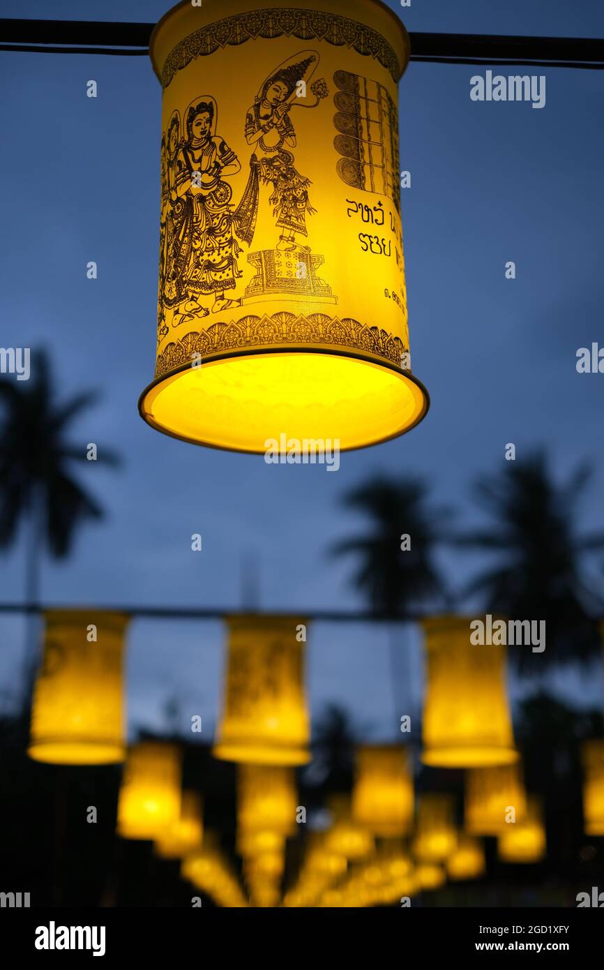 Des rangées de lanternes traditionnelles à l'ancienne sur l'entrée du temple bouddhiste en Thaïlande Banque D'Images