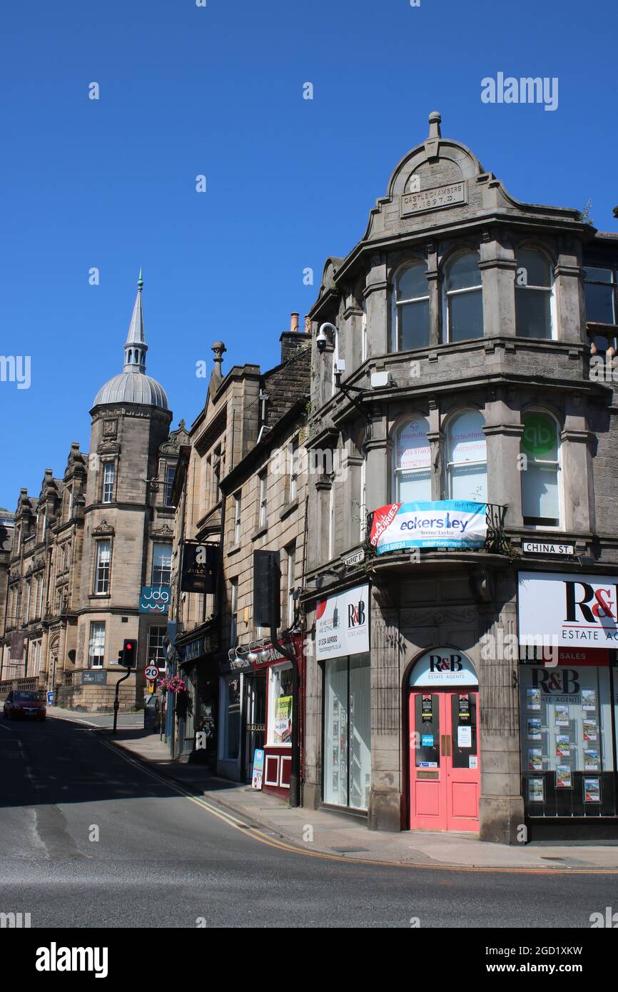 Le bâtiment Castle Chambers est situé à l'angle de Market Street et de China Street, Lancaster, avec vue sur le Story Institute sur Meeting House Lane. Banque D'Images