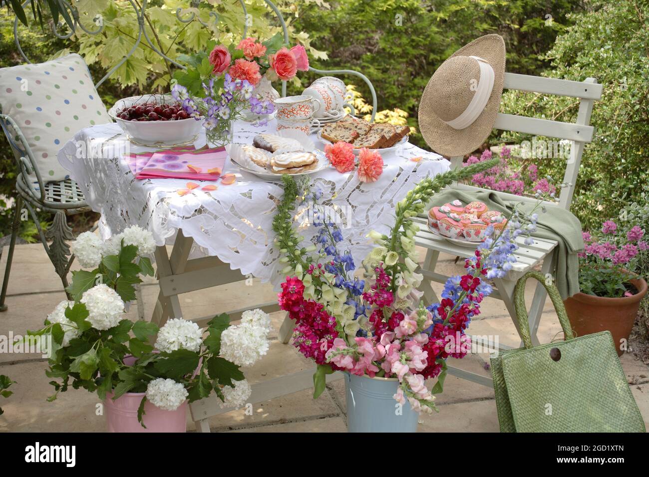 botany, table pour le thé dans le jardin. Pansies, roses et œillets sur la table. viburnum, DROITS-SUPPLÉMENTAIRES-AUTORISATION-INFO-NON-DISPONIBLE Banque D'Images