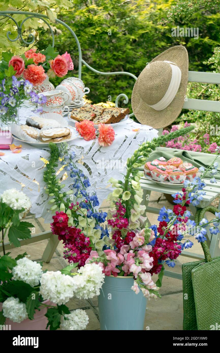 botanique, roses et œillets et pansies sur la table. Digitalis, delphinium, DROITS-SUPPLÉMENTAIRES-AUTORISATION-INFO-NON-DISPONIBLE Banque D'Images