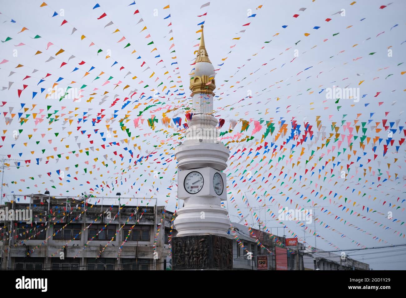 Tour de Sukhothai, une horloge centrale de la ville, somptueusement décorée de petits drapeaux Banque D'Images
