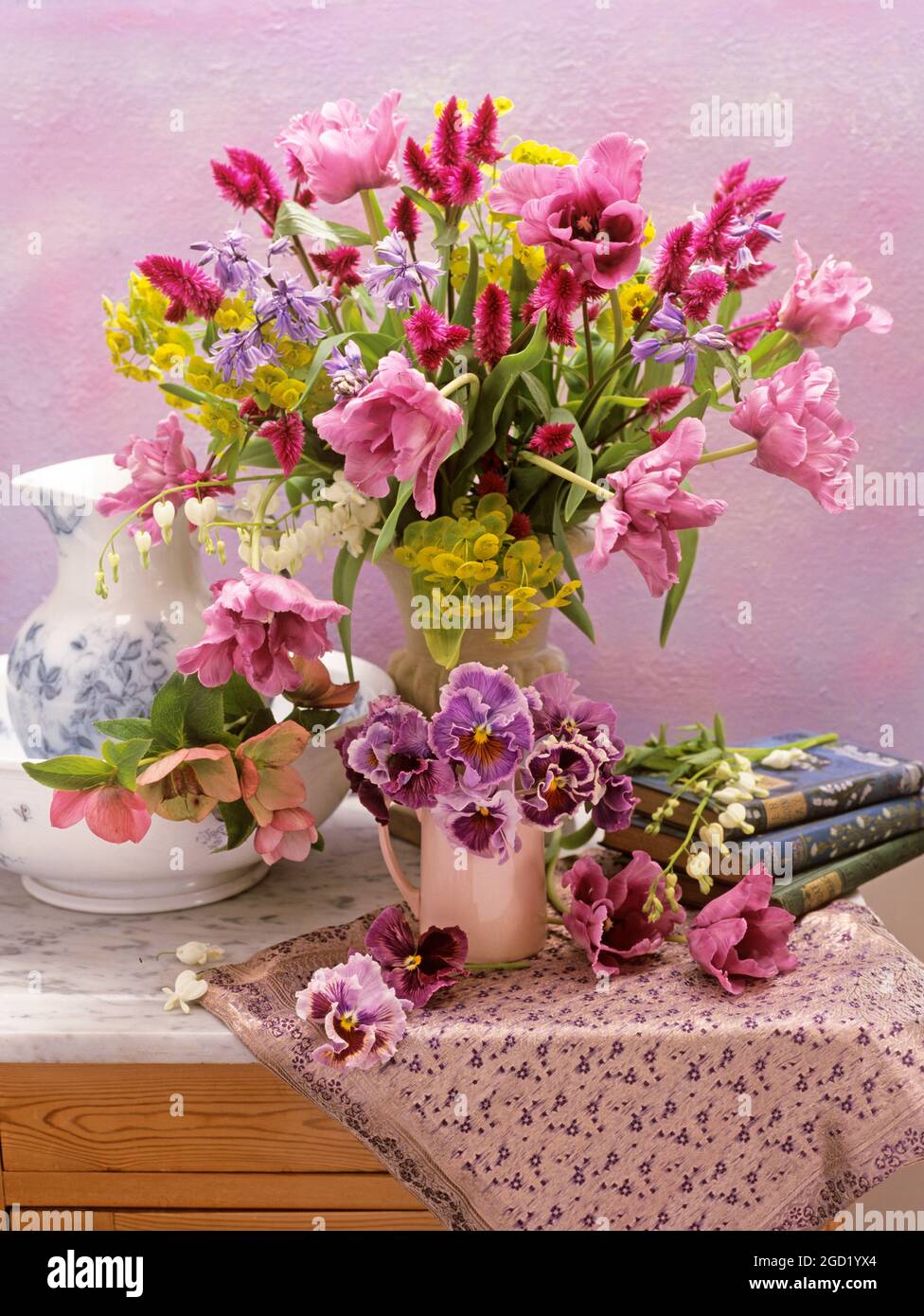 botanique, tulipes, pansies, euphorbia, scilla, Dans les vases sur fond peint, DROITS-SUPPLÉMENTAIRES-AUTORISATION-INFO-NON-DISPONIBLE Banque D'Images