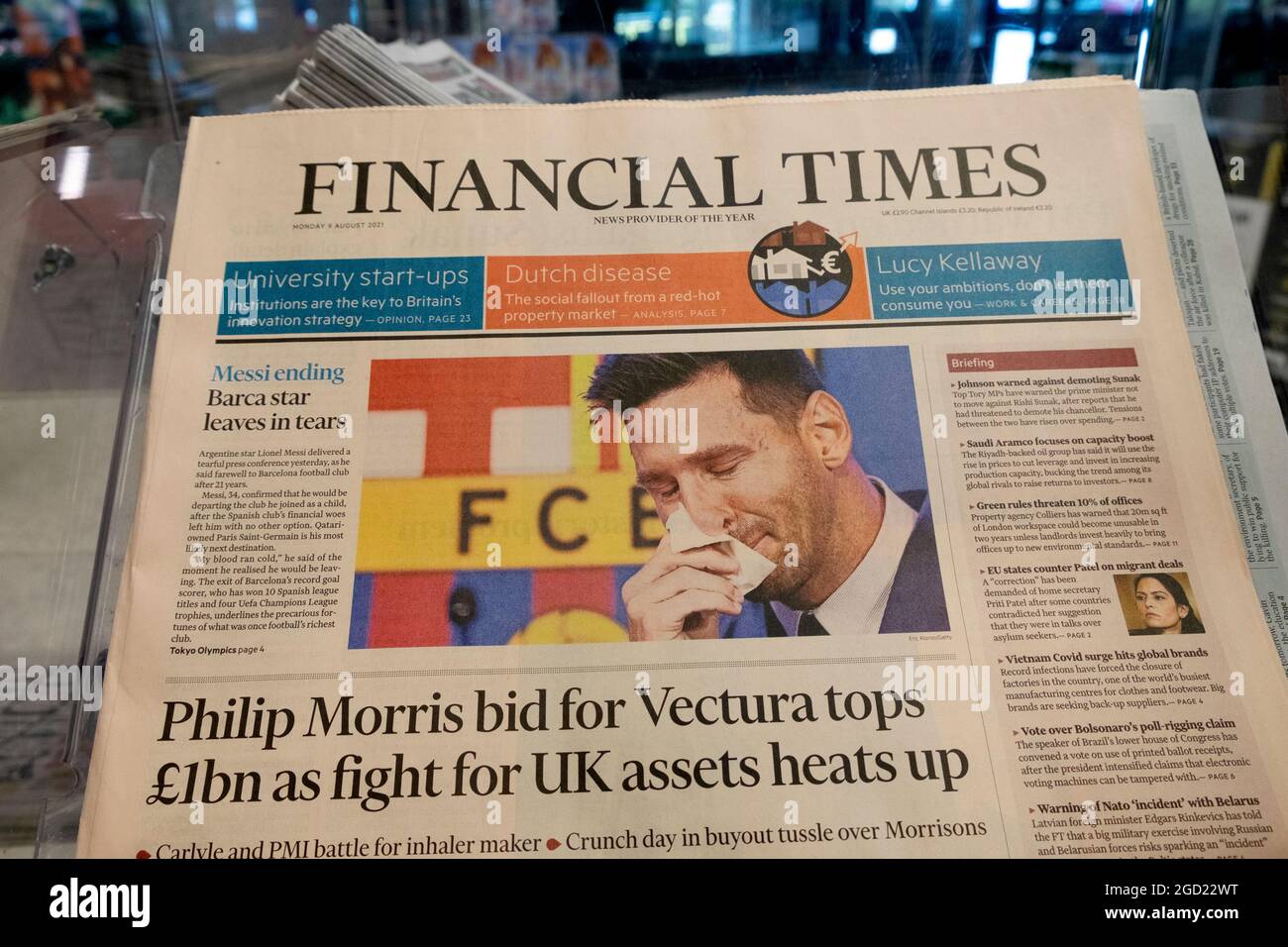 Lionel Messi Financial Times titre du journal FT première page 'Messi ending Barca star feuilles en larmes' et 'Philip Morris BID for Vectura' Londres UK Banque D'Images