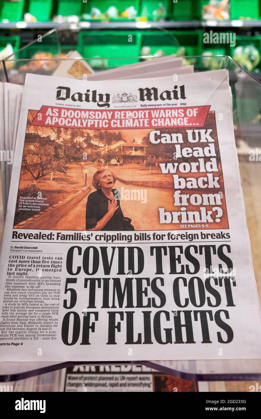 « Covid tests 5 fois le coût des vols » et le changement climatique « le Royaume-Uni peut-il faire reculer le monde du bord du gouffre ? » Daily Mail journal titre première page 2021 Londres Royaume-Uni Banque D'Images