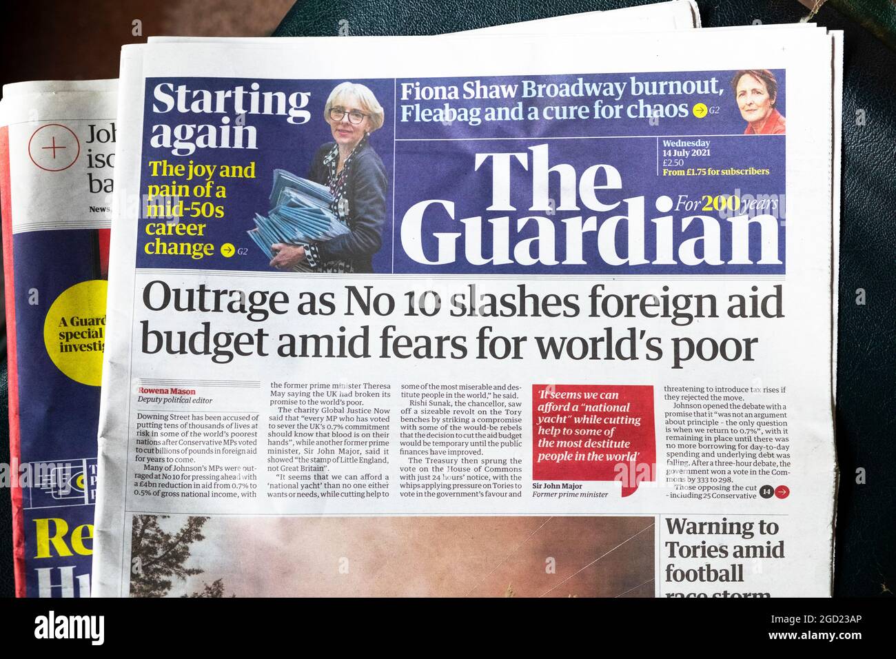 "L'indignation comme le No 10 réduit le budget de l'aide étrangère en raison des craintes pour les pauvres du monde" titre de la première page du journal Guardian le 14 juillet 2021 Londres Angleterre Royaume-Uni Banque D'Images