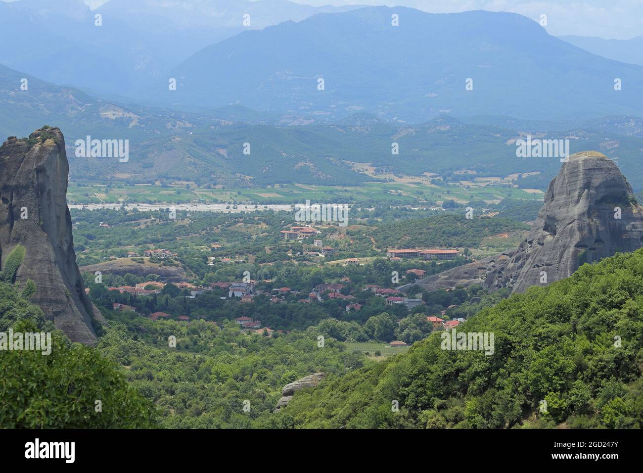 La ville de Kalabaka, en Grèce, est vue depuis Meteora pendant une journée d'été. Banque D'Images