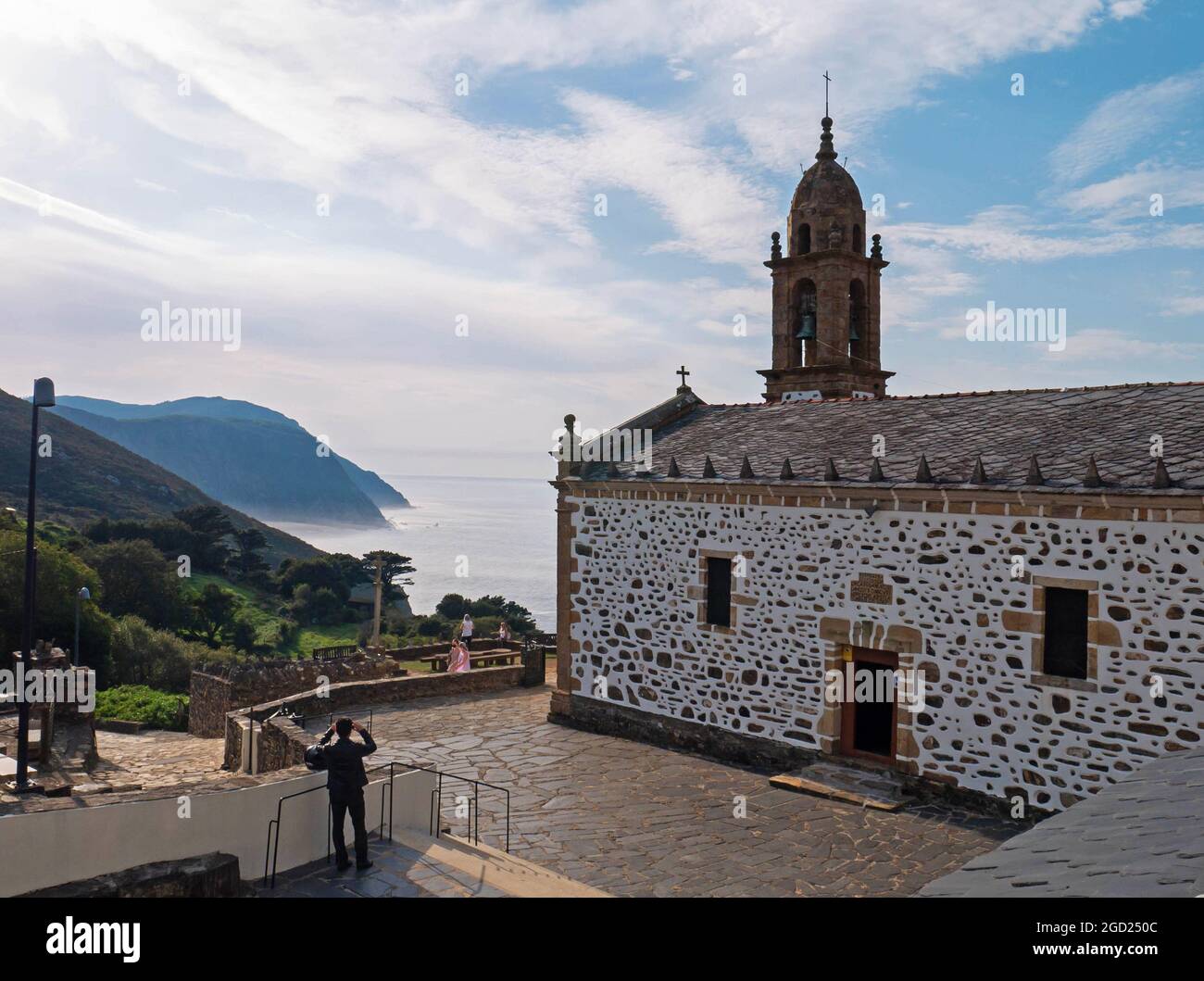 SAN ANDRES DE TEIXIDO, ESPAGNE - 13 septembre 2020 : touristes près du sanctuaire de San Andres de Teixido à Cedeira, Galice, Espagne. Banque D'Images