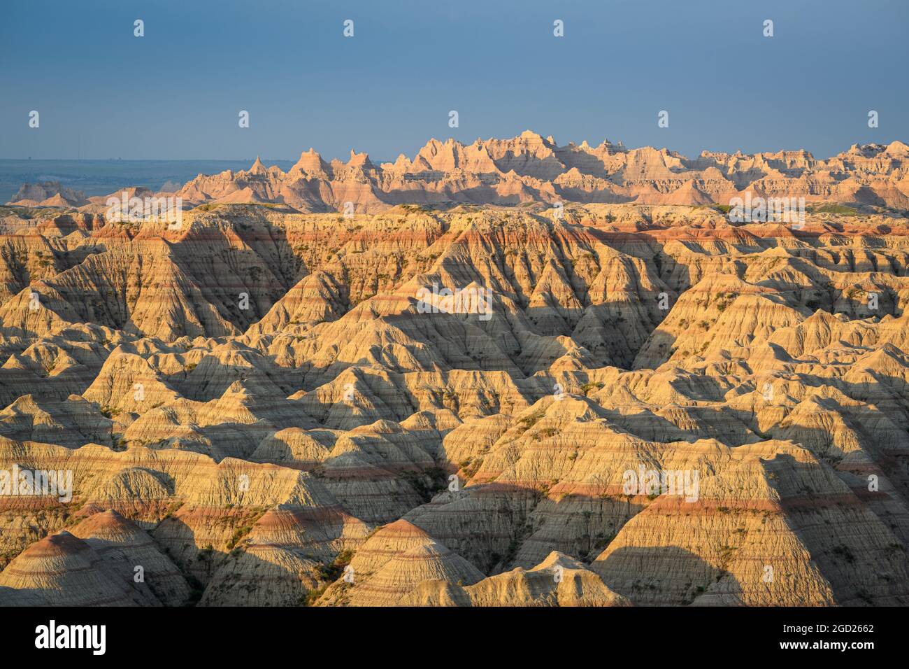 La vue depuis Big Badlands donne sur le parc national de Badlands, Dakota du Sud. Cette vue montre la partie est du mur des Badlands et le caractéristique Banque D'Images
