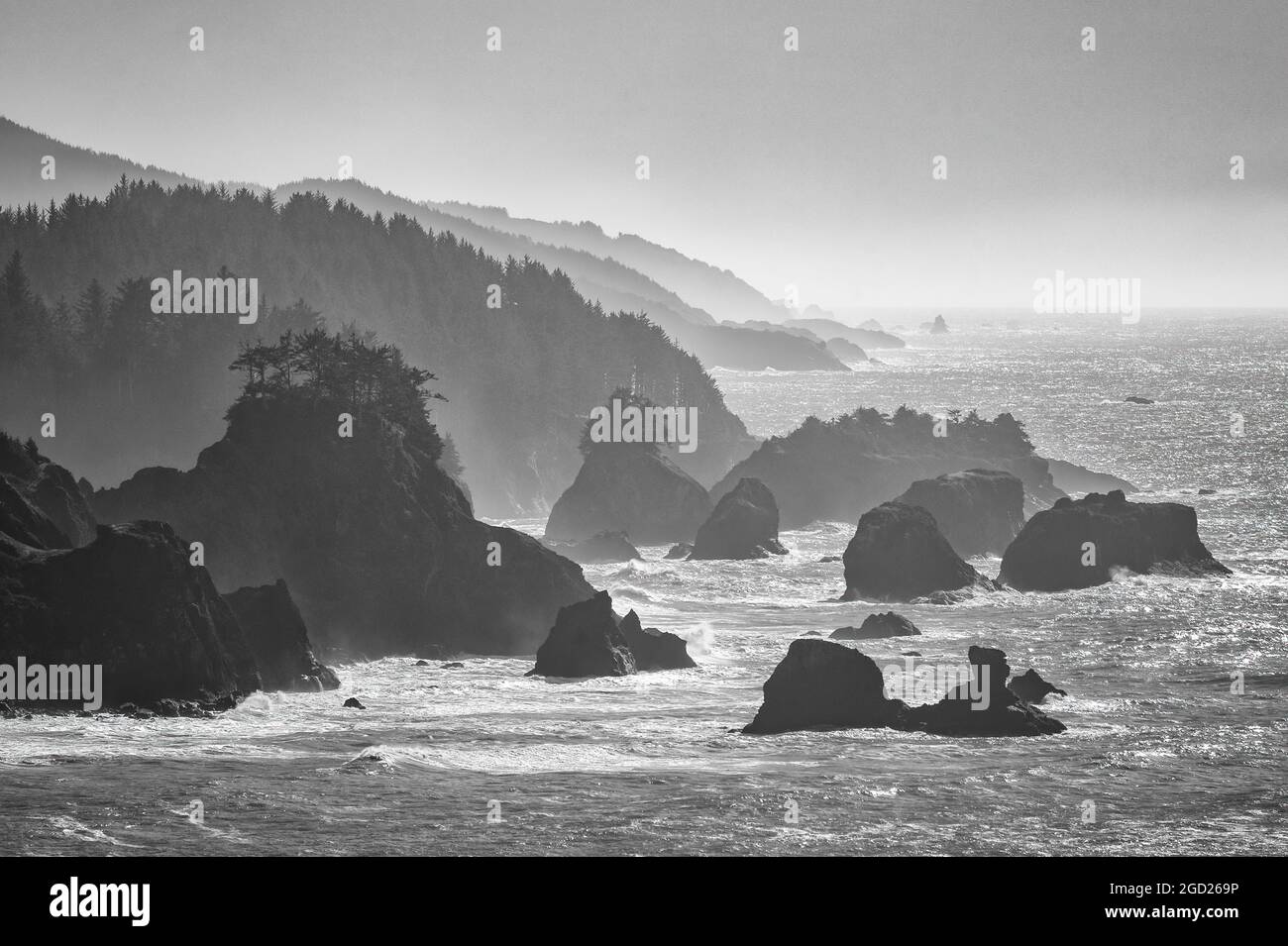 Piles de mer et littoral au couloir panoramique de l'État Samuel H. Boardman, côte sud de l'Oregon. Banque D'Images