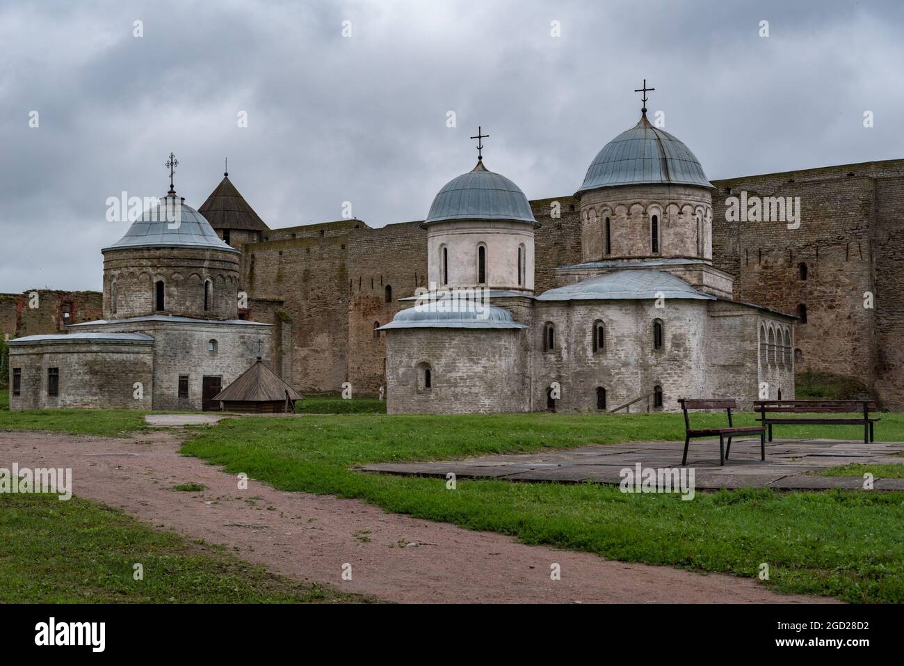 L'ancienne église Saint-Nicolas et l'église de Dormition de la mère de Dieu sur le territoire de la forteresse d'Ivangorod qui a été construite en 1492. Ivangorod, Ru Banque D'Images